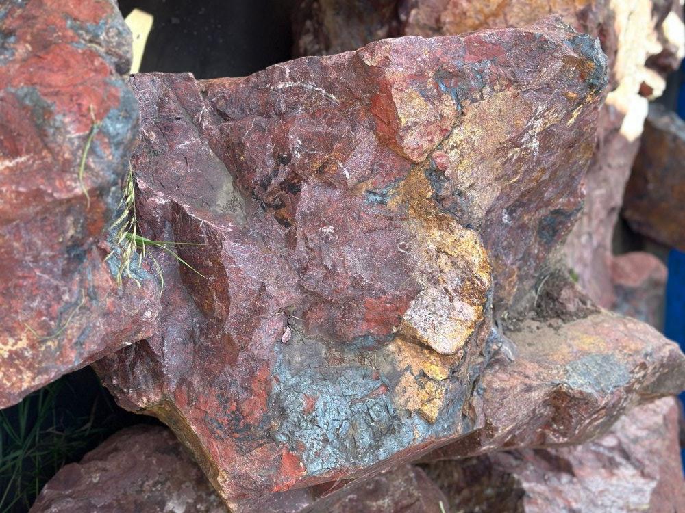 Камни для ландшафтного дизайна красно-фиолетовые 10-60 килограмм купить в Благовещенске