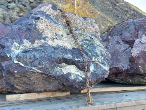 Огромные красно-фиолетовые валуны для ландшафтного дизайна весом более 5 тонн купить в Благовещенске