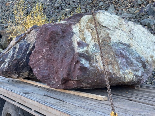 Огромные красно-фиолетовые валуны для ландшафтного дизайна весом более 5 тонн купить в Благовещенске
