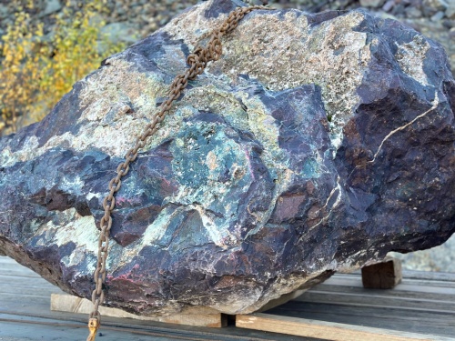 Огромные красно-фиолетовые валуны для ландшафтного дизайна весом более 5 тонн купить в Благовещенске