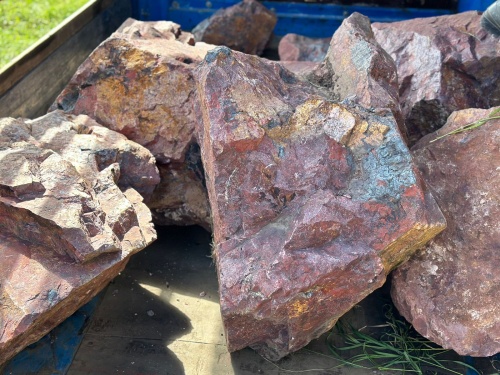 Ландшафтные глыбы красно-фиолетовые 200-1000 килограмм купить в Благовещенске