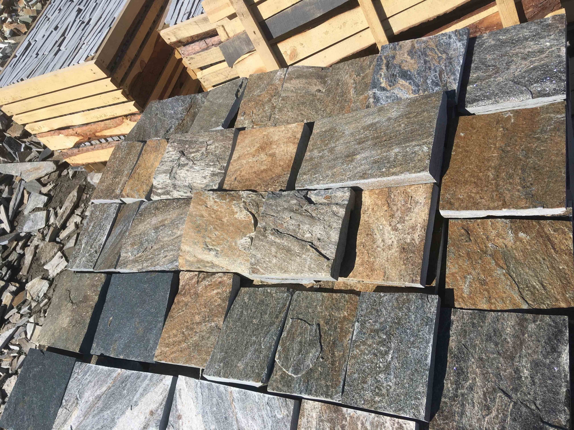 Плитка пилёная златолит Уральский для цоколя, отмостки купить в Благовещенске