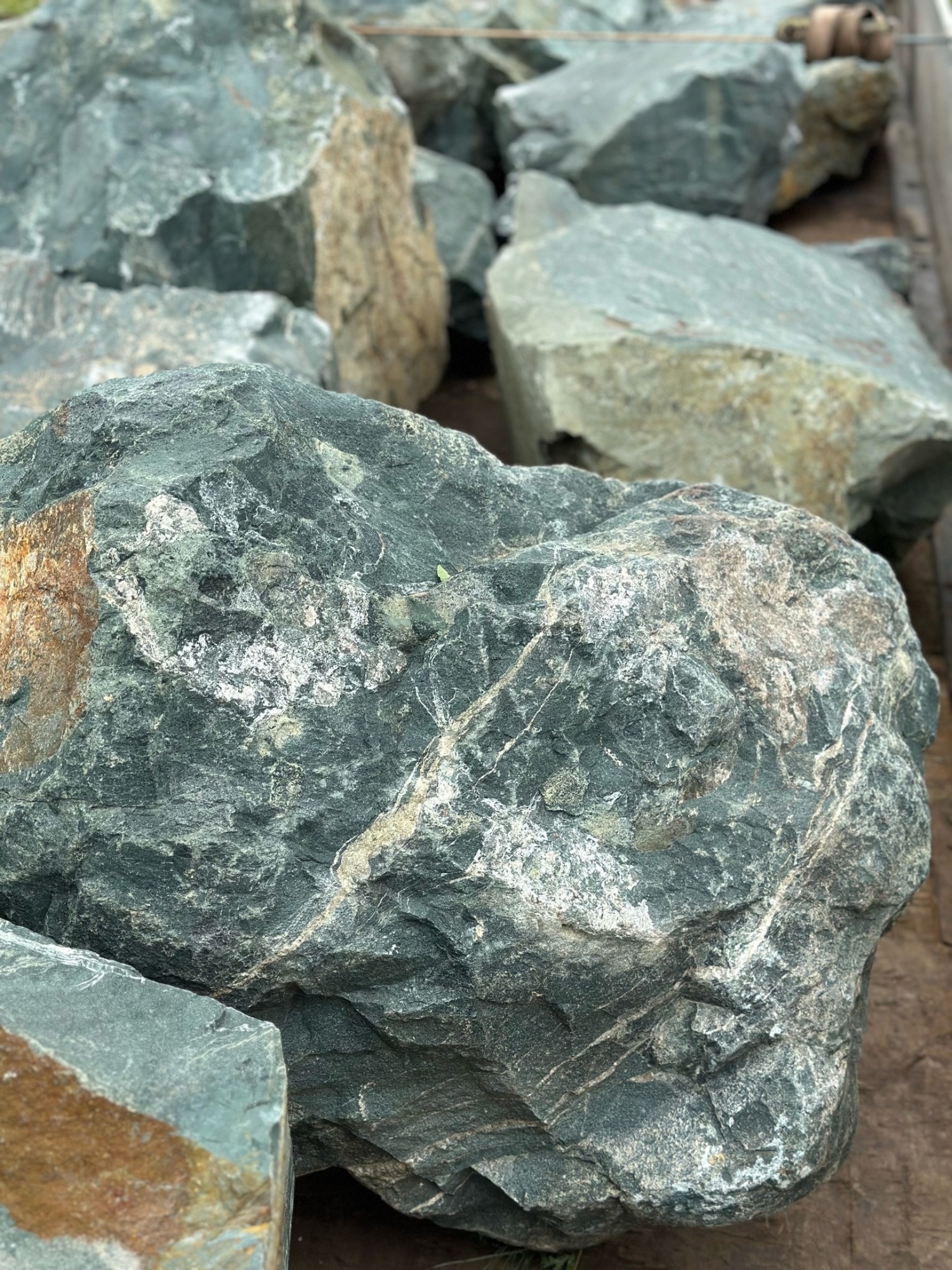 Камни для ландшафтного дизайна зелёные 10-60 килограмм купить в Благовещенске