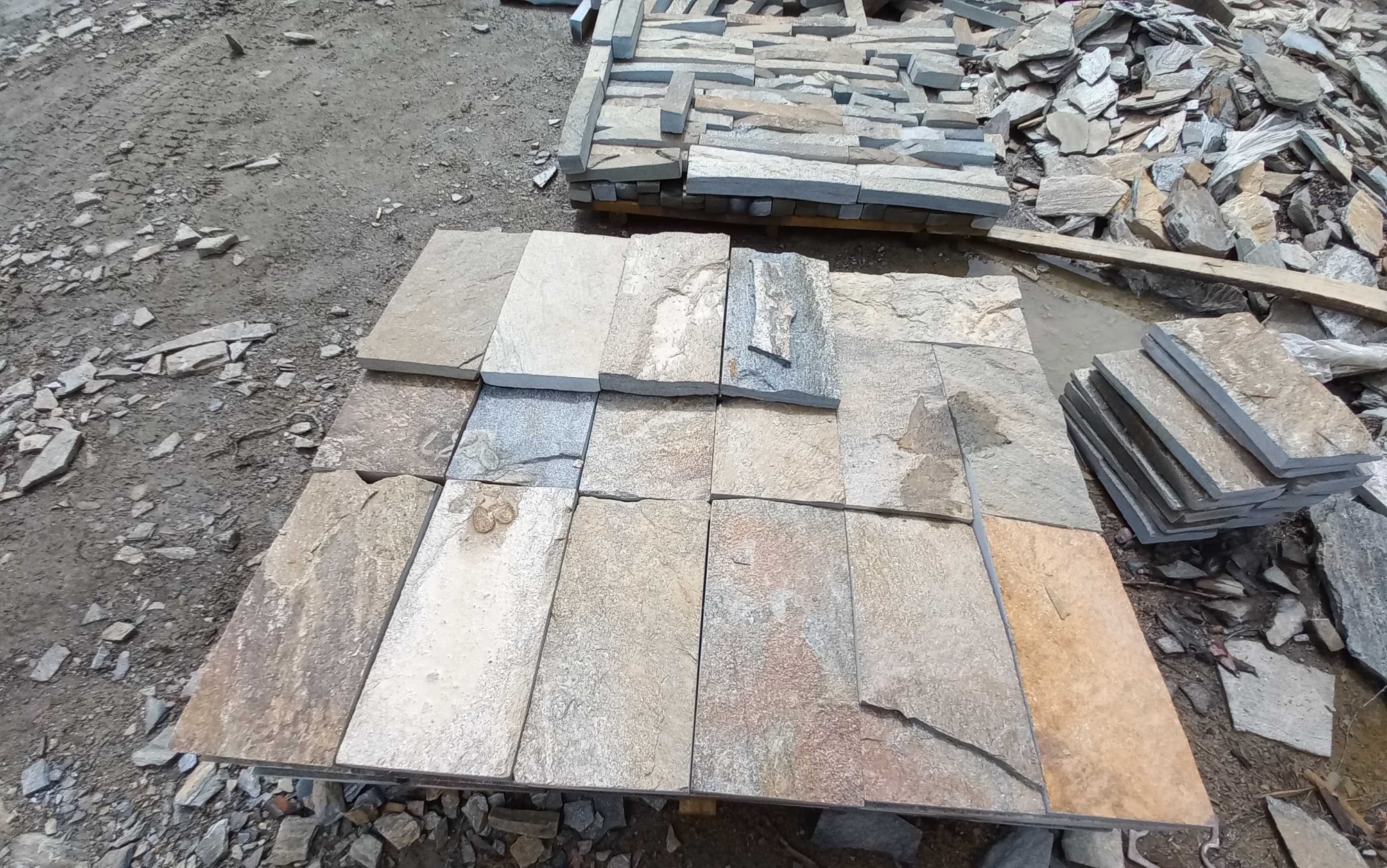 Плитка пилёная златолит Уральский для цоколя, отмостки купить в Благовещенске