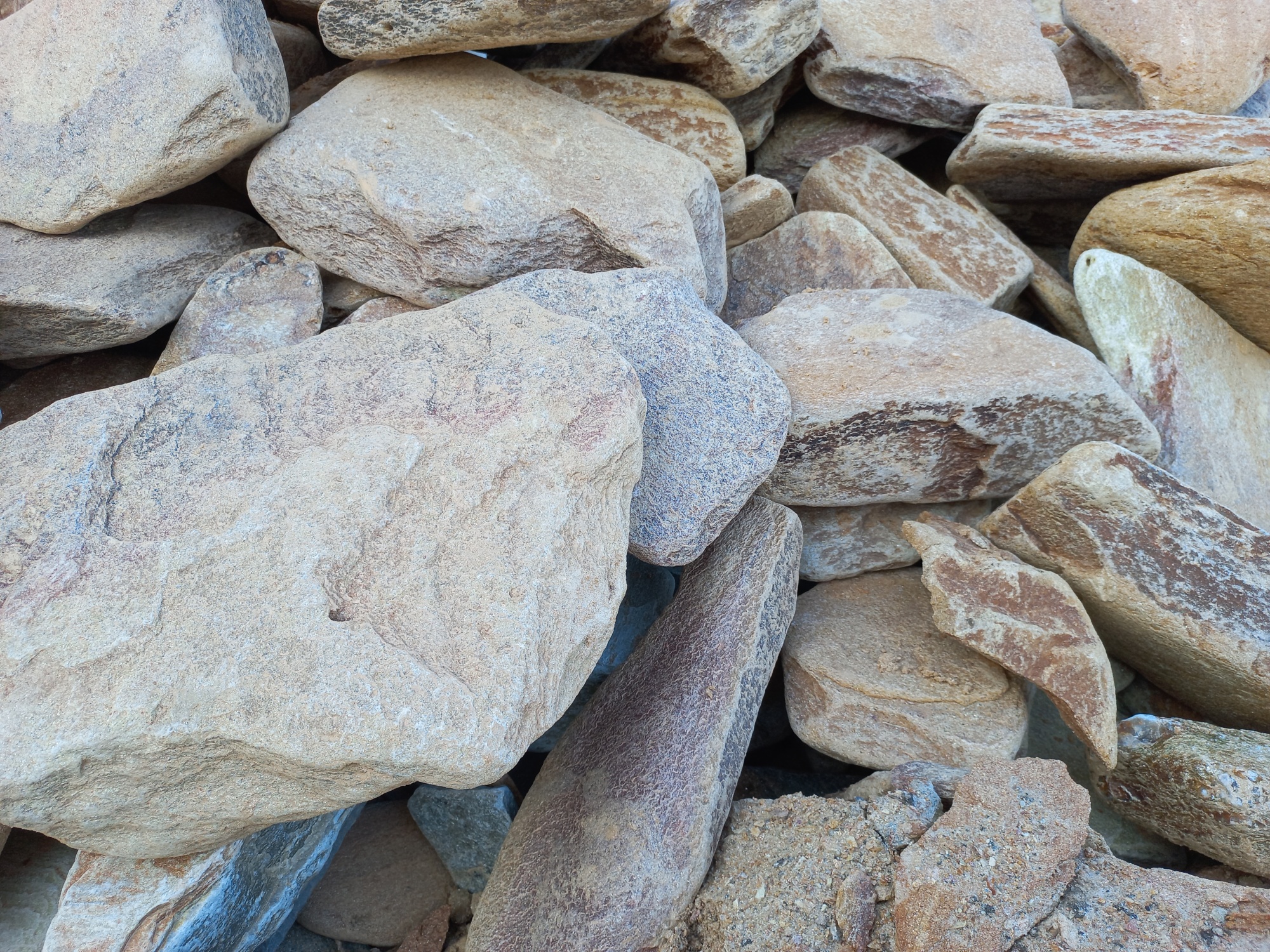 Златолит жёлтый, жёлто-зелёный глыбки и валуны для ланшафтного дизайна купить в Благовещенске