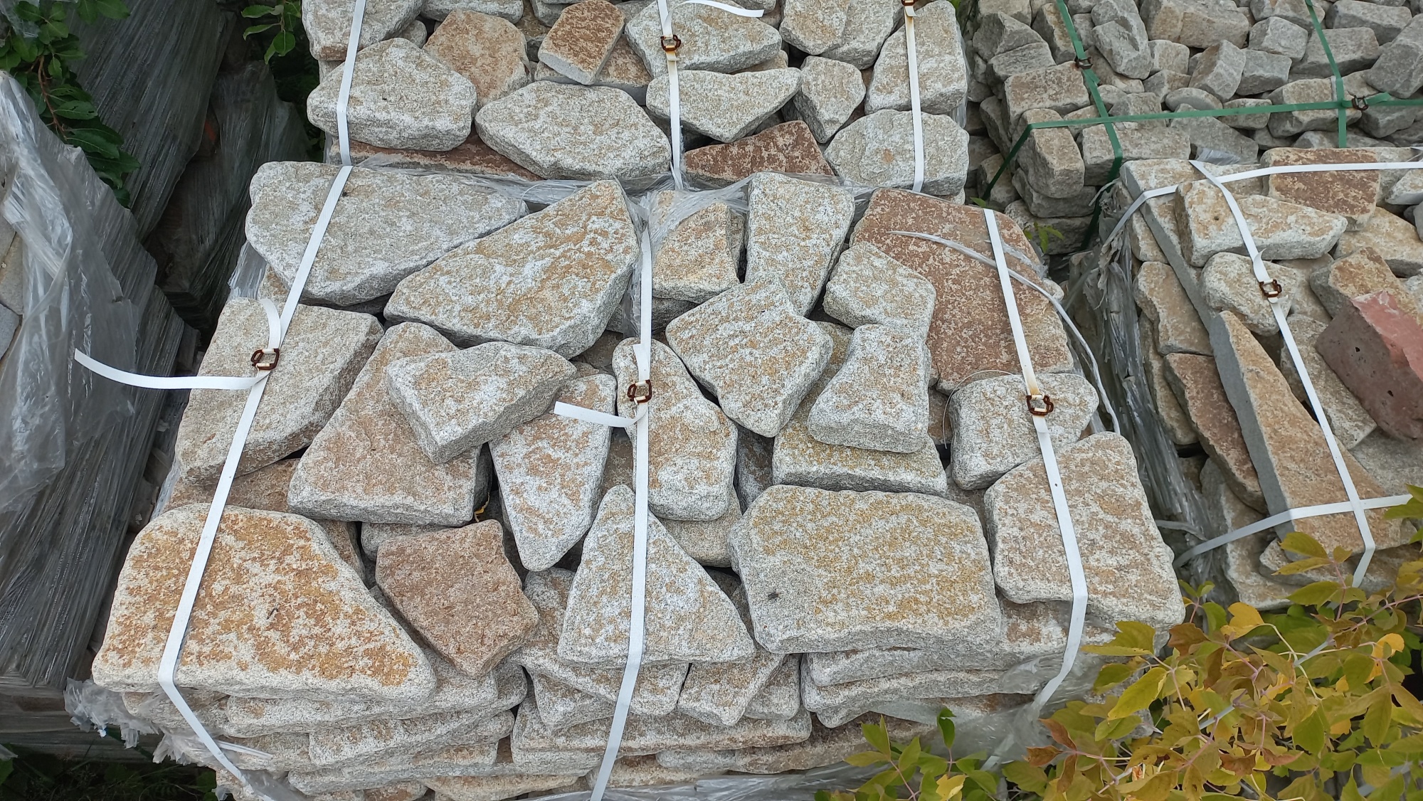 Плитняк галтованный гранитный для ландшафтного дизайна купить в Благовещенске