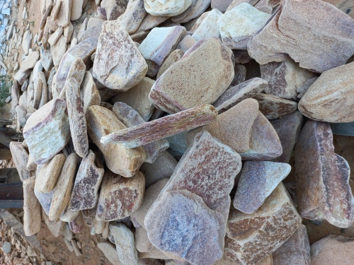 Златолит жёлтый, жёлто-зелёный глыбки и валуны для ланшафтного дизайна купить в Благовещенске